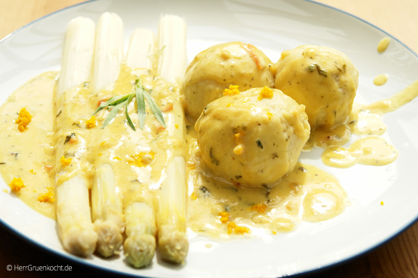 Spargel mit Estragon-Orangen-Sauce und kleinen Kartoffelklößen