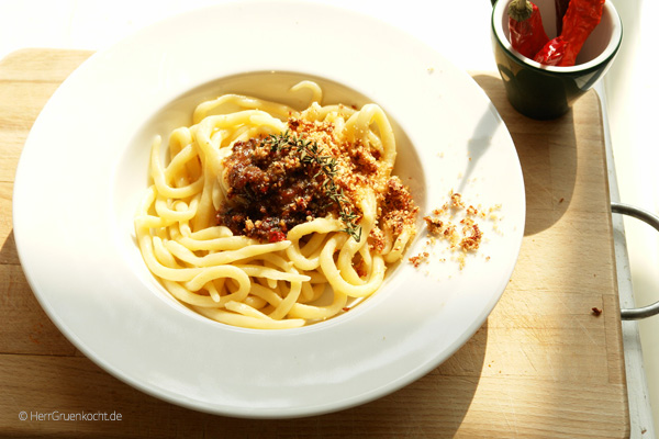 Vegane selbstgemachte Spaghetti mit Pesto all’arrabbiata und Veganinolo