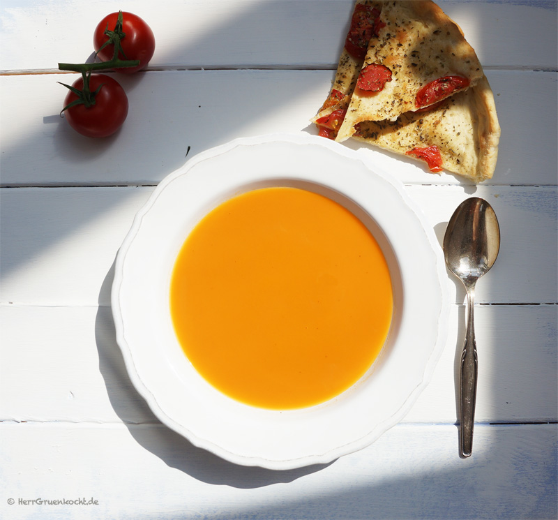 Tomatensuppe und Pizza
