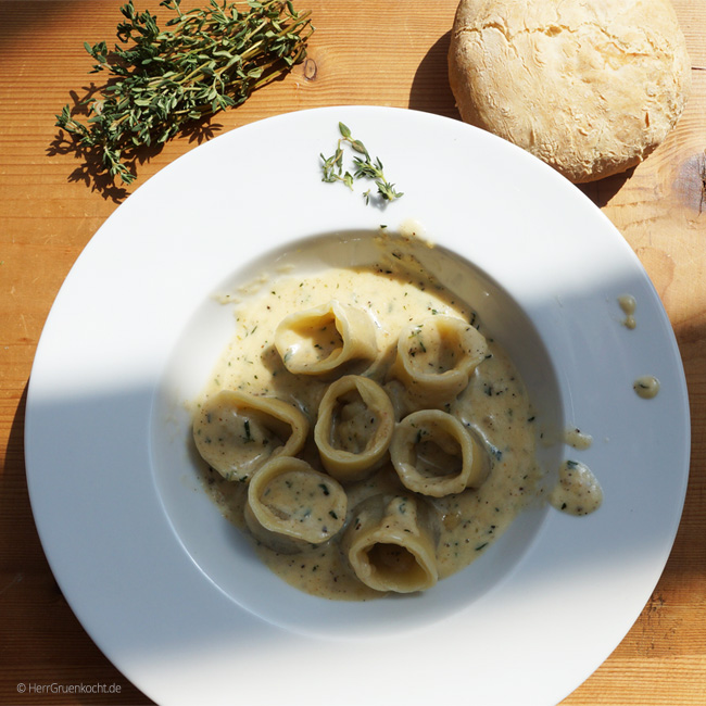 Vegetarische Tortelloni in Thymiansahne