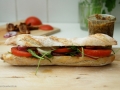 Veganes Ficelle mit Oregano Nuss Pesto und Tomaten