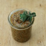 Veganes Oregano-Nuss-Pesto mit getrockneten Tomaten