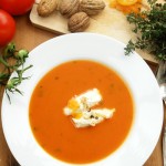 Tomatensuppe »Apricot« mit Thymian und gepfefferten Walnuss-Aprikosen-Nocken