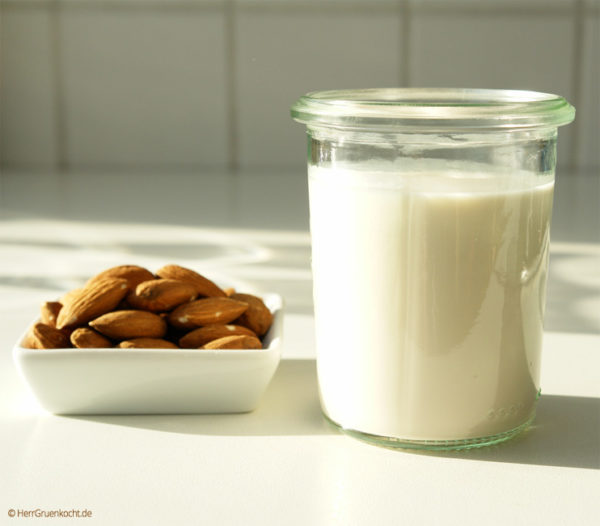 Milchreis mit selbst gemachter Mandelmilch (oder Hafermilch), Vanillemark und Tonkabohne