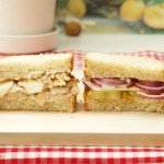 Sandwiches: Saure Gurke mit Erdnuss-Senf und Bergkäse. Außerdem: Birne mit Walnüssen und weißer Bohnencrème