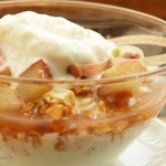 Frozen Yogurt mit Mandelkrokant und Rhabarber-Sirup