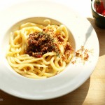 Selbstgedrehte Spaghetti mit Pesto all’arrabbiata