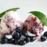 Blaubeer Frozen Yogurt mit geeisten Pfefferminzblättern