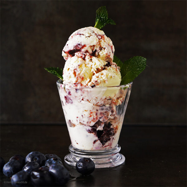 Blaubeer Frozen Yogurt mit geeisten Pfefferminzblättern