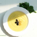 Kartoffel-Sellerie-Suppe mit Blaubeeren und Knoblauchkrokant