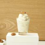 Veganer Frozen Yogurt mit gebrannten Mandeln und Ahornsirup – ohne Eismaschine selber machen