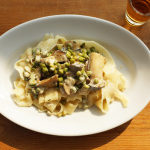 Tagliatelle mit Kräuterseitlingen und Erbsen in Estragon-Portwein-Sahne