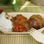 Linsen-Bananen-Balls mit Erdnuss-Paprika-Soße und Reis