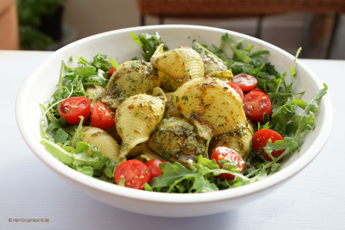 Italienischer Muschel-Nudel-Salat mit Rucola und selbst gemachtem ...
