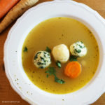 Sonntagssuppe mit selbst gemachten Grießklößchen