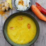 Curry-Kokosmilch-Suppe mit Karotten, Ingwer, Peperoni und Reis