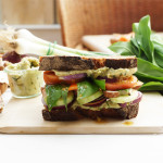 Frühlings-Sandwich mit Bärlauch-Crème, Gemüse und einer Orangen-Anis-Vinaigrette