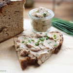 Räuchertofu-Bohnen-Crème mit Rauch-Salz und Schnittlauch
