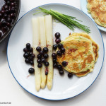 Spargel mit Blaubeeren, leicht karamellisierter Butter und kleinen Schnittlauch-Pfannkuchen