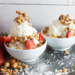 Frozen Yogurt mit Kokos-Mandelkrokant und frischen Erdbeeren