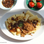 Rigatoni all’arrabbiata mit veganem ‚Parmesan‘