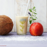 Buttermilch-Frappé mit Nektarine und Kokos