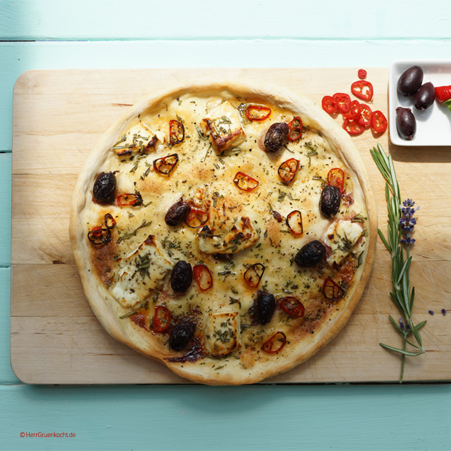 Pizza mit Pepperoni, Schafskaese und Oliven