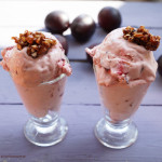 Pflaumen-Frozen-Yogurt mit selbst gemachtem Mandelkrokant
