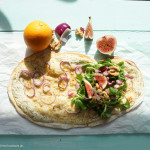 Zwiebel-Flammkuchen mit Feldsalat, Feigenstücken, Walnüssen und einer Orangen-Anis-Vinaigrette