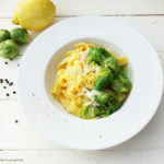 Selbst gemachte Tagliatelle mit gedünsteten Rosenkohlblättern und einer Zitronen-Kümmel-Sauce