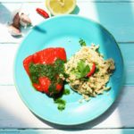 Rote Paprikafilets und Couscous mit feuriger, grüner Sauce nach Tante Patu