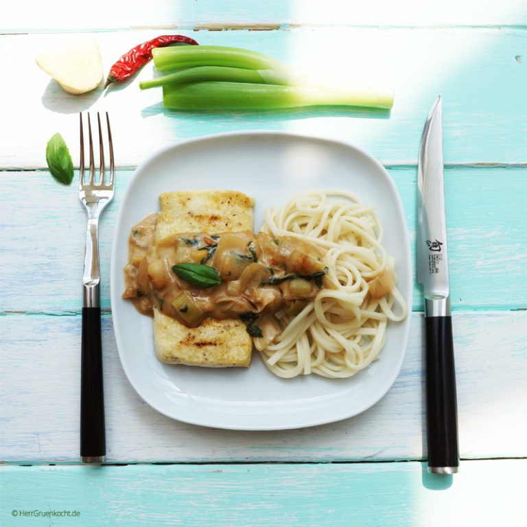 Tofusteak mit Erdnuss-Ingwer-Lauchsauce und Udonnudeln