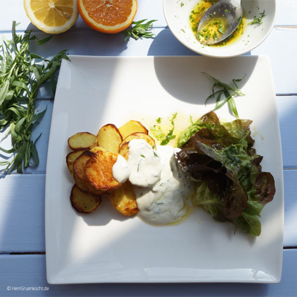 Backofen-Kartoffeln mit einer leichten Estragon-Joghurt-Sauce und Salat ...