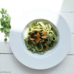 Tagliatelle Boschetto mit frittierten Knoblauchscheiben und Chilistücken