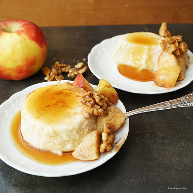 Selbst gemachter Vanille-Grießpudding mit Sahne-Zimt-Äpfeln, Walnussstücken und Ahornsirup