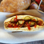 Chili Rolls im Hotdog-Brötchen mit Gurke und karamellisierten Zwiebeln