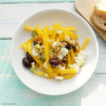 Gelber Paprikasalat mit Feta, Oliven, Lauchzwiebeln, Walnüssen und einer Orangen-Knoblauch-Vinaigrette