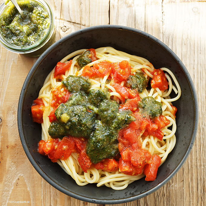 Spaghetti mit Tomatensauce und selbst gemachtem Bärlauchpesto