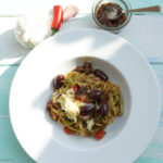 Zucchini-Spirelli mit Pesto all’arrabbiata, Peperoni und Oliven