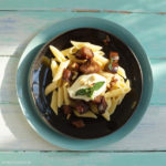 Penne Rigate mit Auberginen-Rotwein-Sauce, Mozzarella und gerösteten Pinienkernen