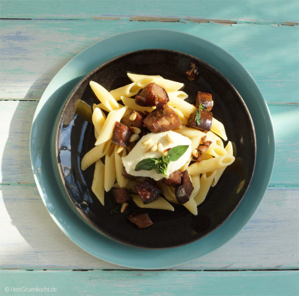 Penne Rigate mit Auberginen-Rotwein-Sauce, Mozzarella und gerösteten ...