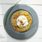 Linsenmehl-Dinkel-Pancakes mit Schnittlauch, Walnuss-Joghurt und Kokosblütensirup