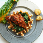 Kartoffel-Dinkel-Waffeln mit gedünstetem Mangold und einer scharfen Pflaumen-Curry-Sauce