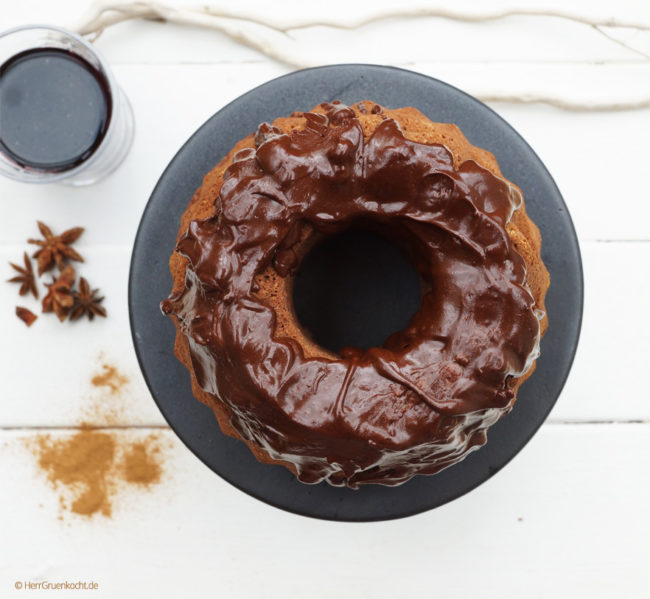 Rotweinkuchen mit einer Ganache aus Schokolade, Sternanis und Zimt
