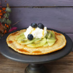 Dinkel-Haselnuss Pancakes mit Kiwis, Kokossahne und Kokossirup