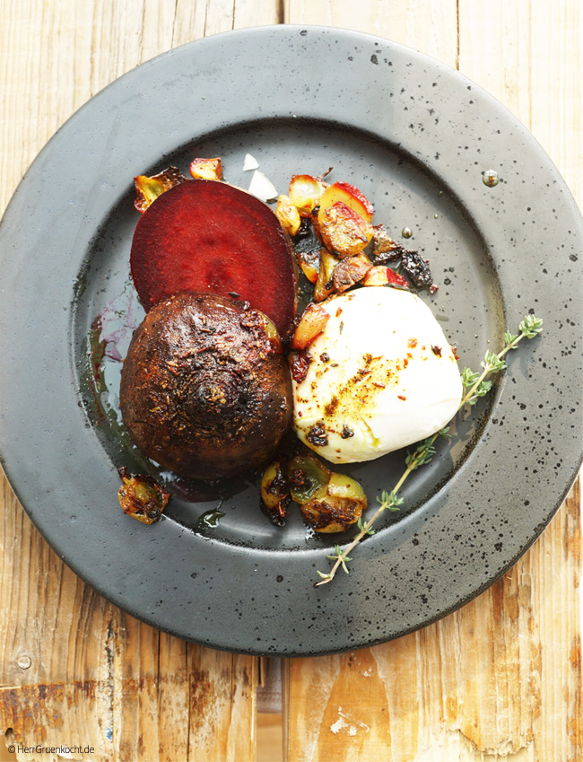 Im Ofen geschmorte Rote Bete mit Mozzarella (mit Zwiebeln, Knoblauch ...
