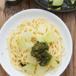 Spaghetti mit Kohlrabigemüse und Mandel-Kohlrabiblatt-Pesto