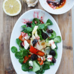 Feldsalat mit einer Himbeermarmeladen-Knoblauch-Zitronette, Ofengemüse, getrockneten Pflaumen und Feta