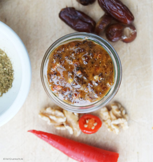 Geschmorter Chicorée mit gegrilltem Feta, Datteln und Pesto Marrakesch