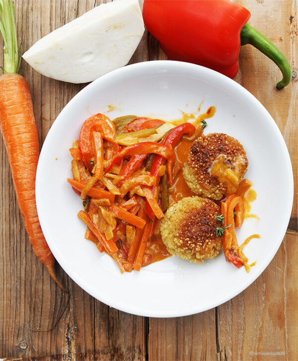 Krosse Bulgur-Frikadellen mit cremiger Puszta-Sauce